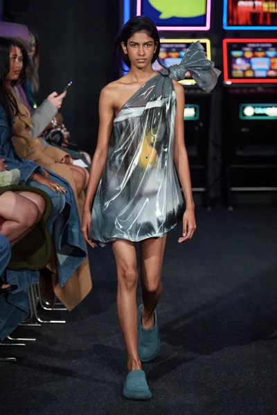 Look 18